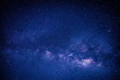 蓝白相间的布满星星的夜空
